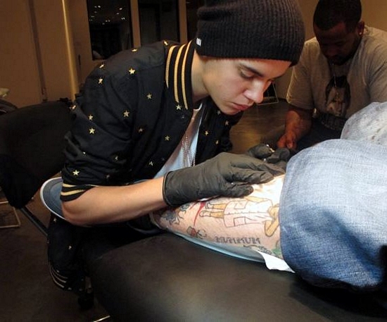 Justin Bieber tattoos his tattoo artist